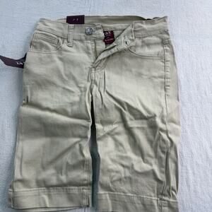 T&Y Fashion Womens Khaki Flat Front Pockets Bermuda Shorts Size 1/2 NWT